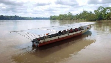 Los achuar se mueven ahora en canoa solar