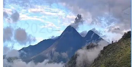 Nueva emisión de ceniza y rocas registra el volcán Reventador 