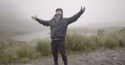 Exvocalista de ACDC, filma videoclip en cementerio de Ecuador