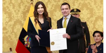 Ecuador condecora a Kristi Noem y refuerza alianza con EE.UU. en seguridad regional