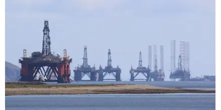 La OPEP+ decidió aumentar su producción en noviembre en 137.000 barriles diarios