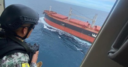 La Armada sacó a buque, de bandera panameña, de la reserva marina de Galápagos