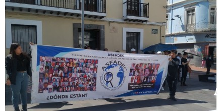 Marcha de "ataúdes vacíos" pide investigación por desaparecidos
