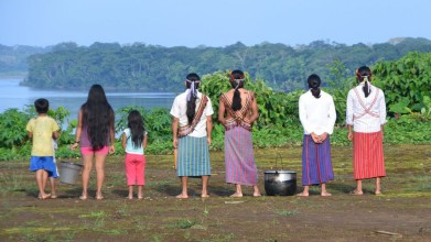 La ingeniosa canoa solar con la que se puede viajar sin petróleo por la selva ecuatoriana