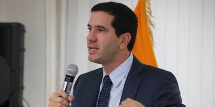 El gobierno estudia contratar barcazas para reducir apagones