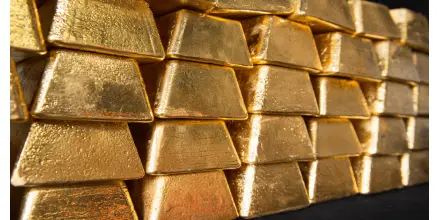 Precio del oro se fortalece por alza del petróleo y expectativas sobre tasas de interés en EE.UU.