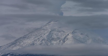 El Cotopaxi vuelve a mostrarse en medio de la niebla de los Andes