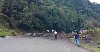 Colombia: Carretera que comunica a Medellín con el Caribe fue dinamitada