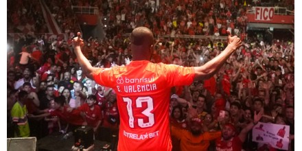 Enner Valencia desató la locura en Porto Alegre