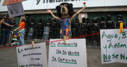 Feministas y ambientalistas volvieron a marchar en contra de Noboa