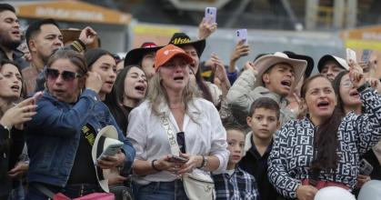 Miles de personas se reúnen en Bogotá para despedir a Yeison Jiménez