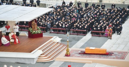 Benedicto XVI, el papa "sabio", fue despedido por Francisco ante miles de fieles