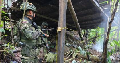Ejército destruyen presuntos laboratorios de droga en la frontera con Colombia 