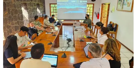Galápagos y OIEA revisan cooperación para monitorear contaminación por plásticos