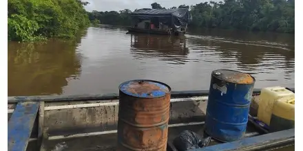Ejército de Colombia destruye dragas de minería ilegal en Putumayo y Amazonas
