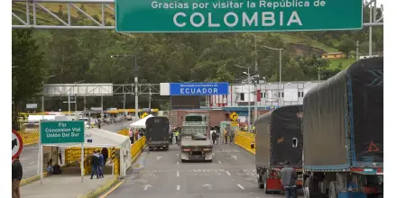 Entran en vigor los aranceles del 100 % de Ecuador a productos de Colombia