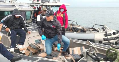 Detienen a dos colombianos en Ecuador con cerca de 1.700 paquetes de droga en "narcobarca"