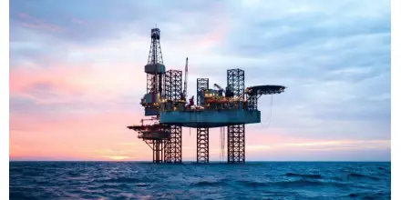 OPEP+ acuerda aumentar producción de petróleo ante tensión en el mercado