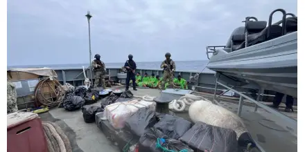 Ecuador, en coordinación con EE.UU., incautó 4,6 toneladas de droga en altamar