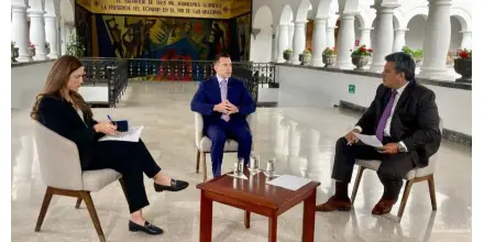 Noboa denuncia "irregularidades" en conteo y "amenazas" para votar por González