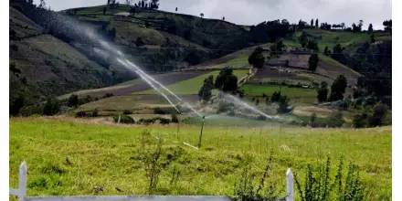 Gobierno inyecta USD 42,4 millones para riego y maquinaria agrícola