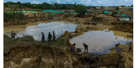 Revelan mina de oro ilegal dentro de base militar en Colombia