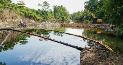 Cruz Roja distribuye un millón de litros de agua en zona de derrame de crudo en Ecuador