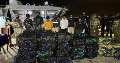 Ecuador y Estados Unidos incautaron 2,1 toneladas de droga en aguas internacionales