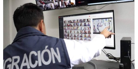 Ecuador instaló su primer cuartel policial móvil en la frontera con Colombia