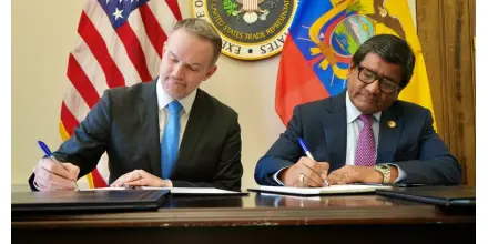 Ecuador y Estados Unidos firman acuerdo comercial que elimina sobretasas a parte de exportaciones no petroleras