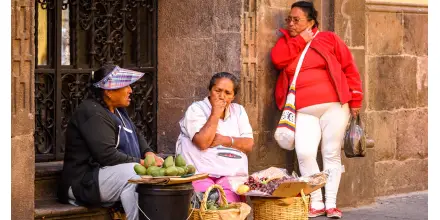 Encuesta revela que 43 % de los ecuatorianos quiere migrar, pero no han podido