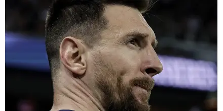 Messi vive un momento insólito ante Independiente del Valle: hinchas irrumpen y lo derriban
