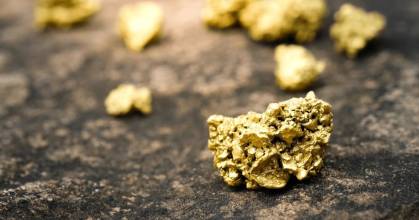 Oro alcanza los USD 4.338 impulsado por demanda de refugio y debilidad del dólar