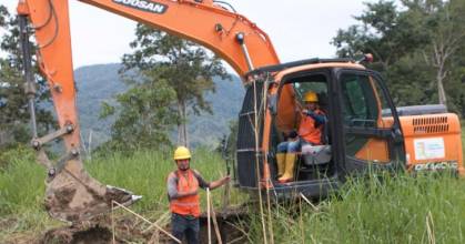 La construcción de drenajes agrícolas en Yantzaza avanza