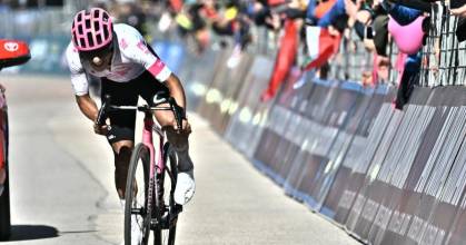 Carapaz incendia el Giro y pone contra las cuerdas a Del Toro