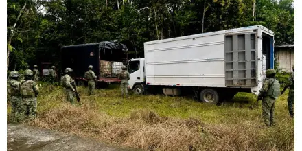 Militares decomisan 4.400 galones de combustible y dos camiones en Sucumbíos