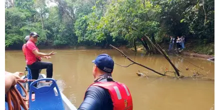 Bomberos mantienen búsqueda de adolescente desaparecido en el río Cuyabeno