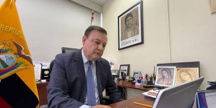 Ecuador estipula desde mañana un 50 % de aforo en instituciones públicas por covid