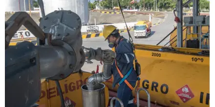 Caída del petróleo aún no se reflejaría en los combustibles