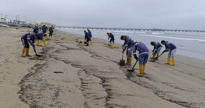 Santa Elena: Un derrame de petróleo provocó el cierre de playa