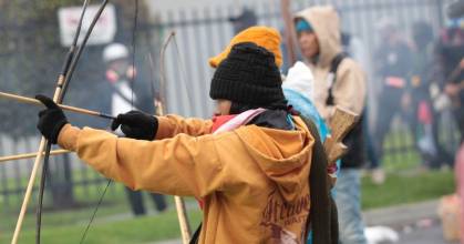 Indígenas hirieron con flechas a 4 policías en protesta ante Embajada de EE.UU. en Bogotá