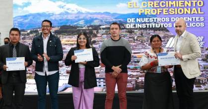 Senescyt entregó 3 mil becas para profesores 