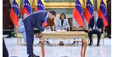 Venezuela autoriza a Shell desarrollar el campo gasífero Loran