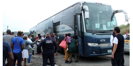Autoridades mexicanas interceptan a 257 migrantes que viajaban en 2 autobuses