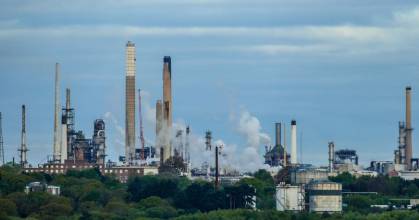 AIE elevó sus previsiones de crecimiento de la oferta mundial de petróleo en 2025 y 2026