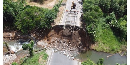 La instalación del puente Bailey en La Concordia avanza
