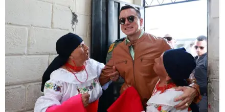 Noboa adelanta el décimo tercer sueldo en medio del paro nacional