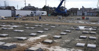 Japón recuerda a los 240 muertos por el seísmo y trata de reubicar a 14.000 desplazados
