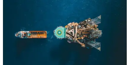 IEA y OPEP anticipan un mercado petrolero volátil y combustibles más caros en 2026
