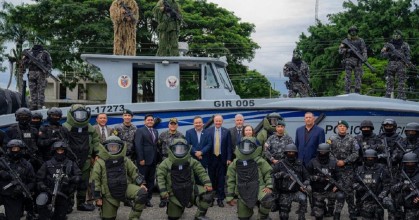 Estados Unidos entregó 5 trajes antiexplosivos a la Policía